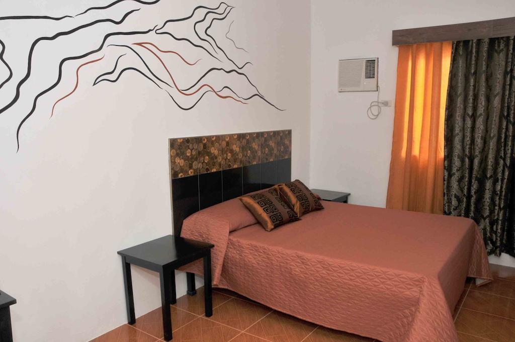 אנטיפולו Date & Dine Resort חדר תמונה